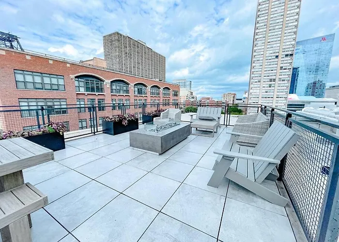 Mccormick Place 2Br-2Ba With Optional Parking, Patio, Gym Access For 6 Guests