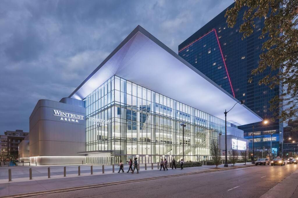 Mccormick Place 2br-2ba With Optional Parking, Patio, Gym Access For 6 Guests *