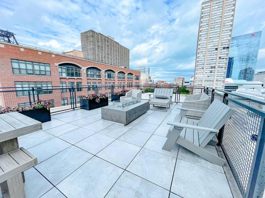 Apartment Mccormick Place 2br-2ba With Optional Parking, Patio, Gym Access For 6 Guests
