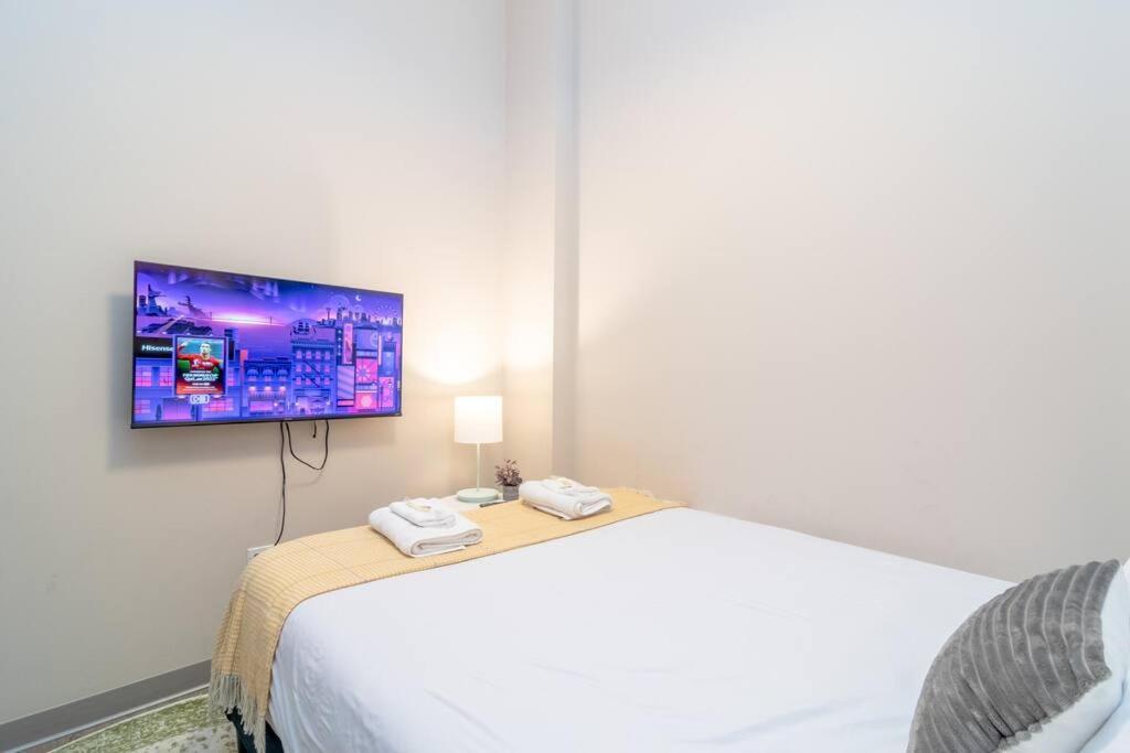 Mccormick Place 2br-2ba With Optional Parking, Patio, Gym Access For 6 Guests Apartment