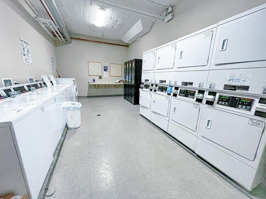 Apartment Mccormick Place 2br-2ba With Optional Parking, Patio, Gym Access For 6 Guests