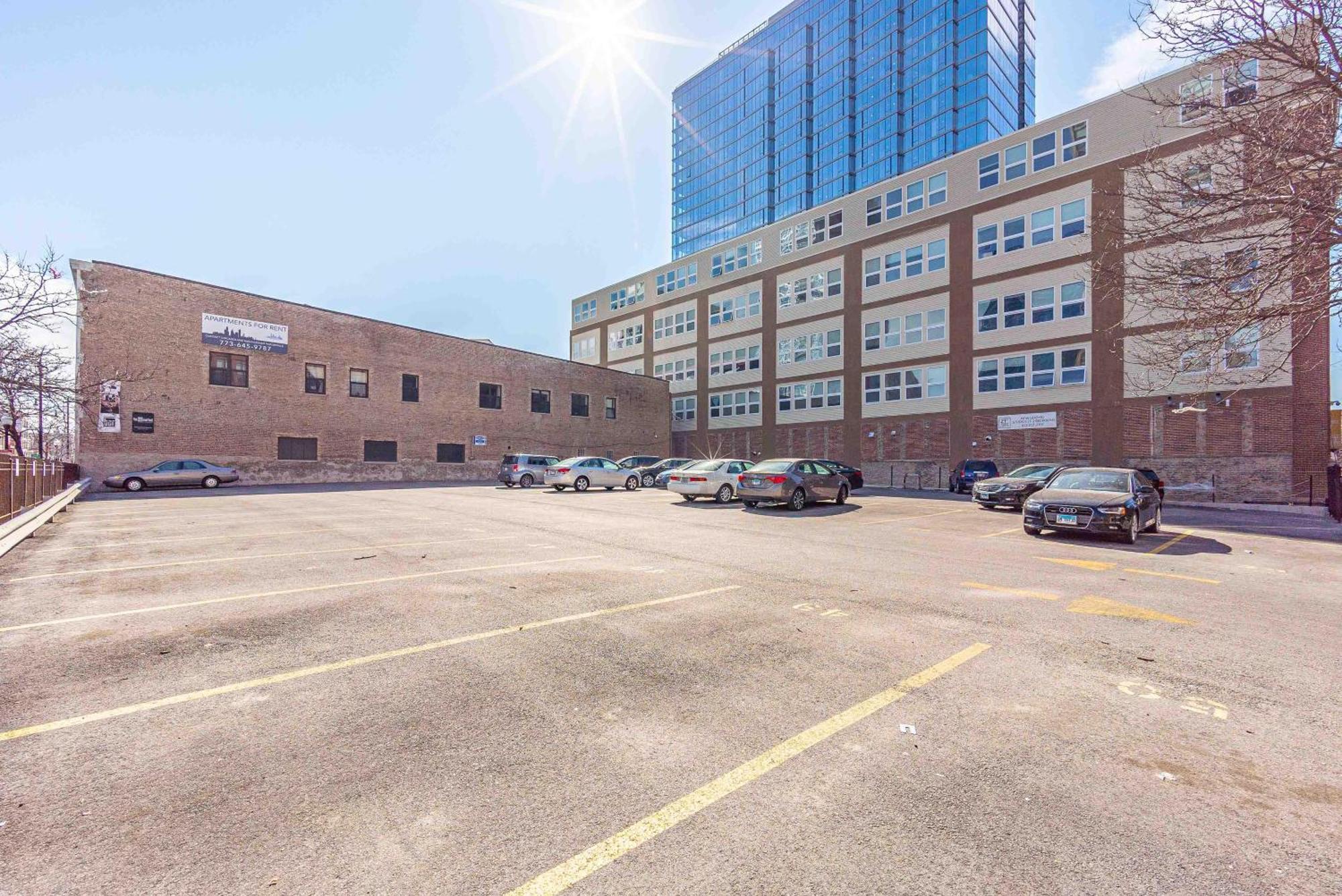 Apartment Mccormick Place 2br-2ba With Optional Parking, Patio, Gym Access For 6 Guests