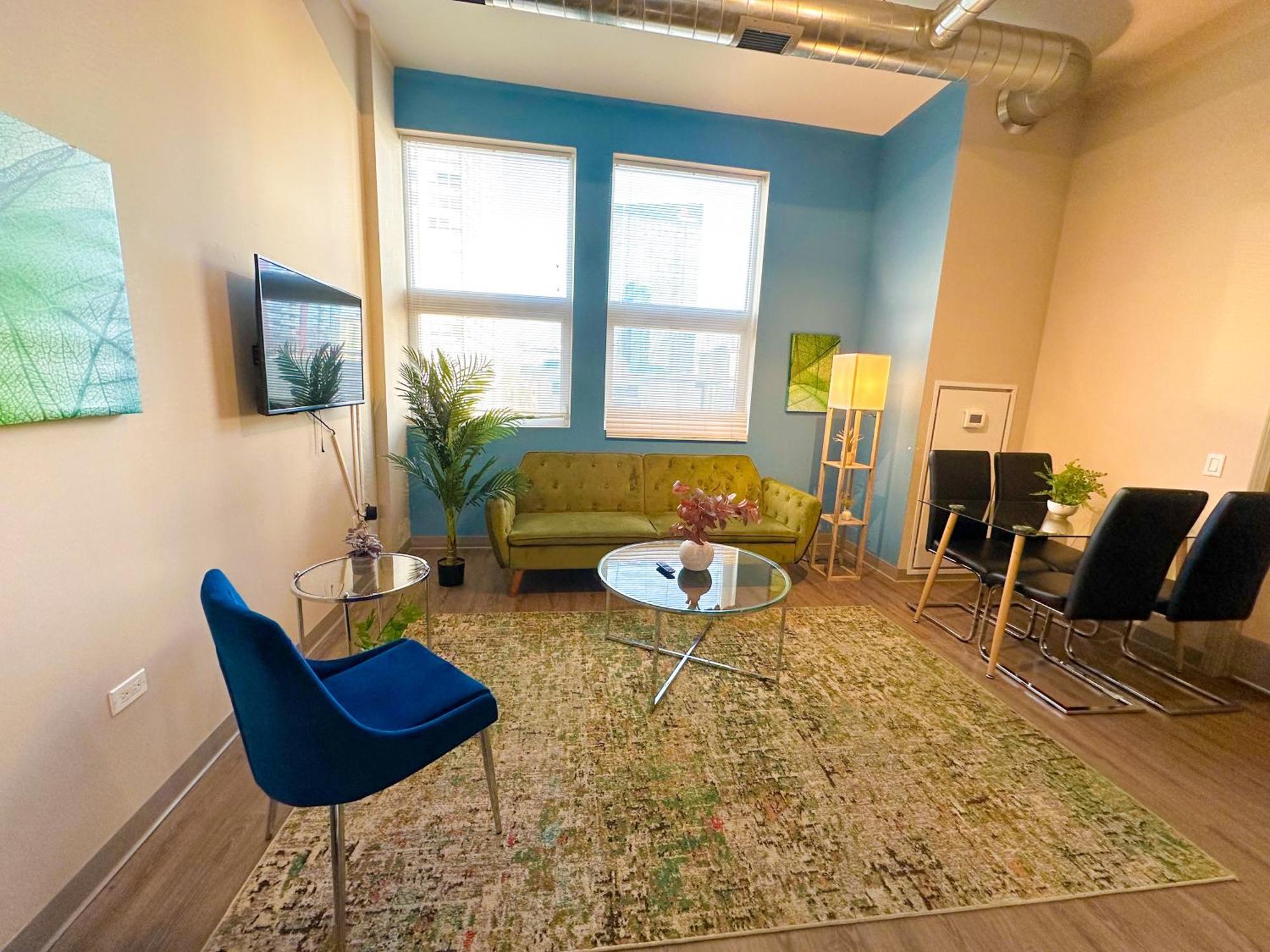 Mccormick Place 2br-2ba With Optional Parking, Patio, Gym Access For 6 Guests Apartment *